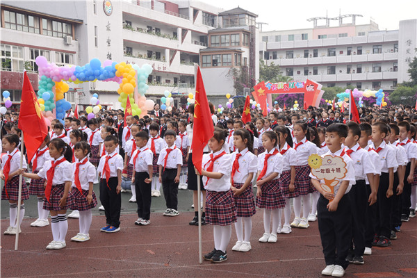 唱队歌授队旗双流区东升小学举行一年级新队员入队仪式