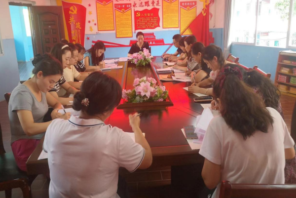 宣汉县南坝镇幼儿园开展“共学职业行为准则 树立幼教新风范”活动